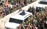 Nampak ratusan driver Gojek turut antusias bersama masyarakat menyambut arak-arakan presiden terpilih di kawasan Patung Kuda, Minggu 20 Oktober 2024. Foto : Panji Asmoro/TrenAsia