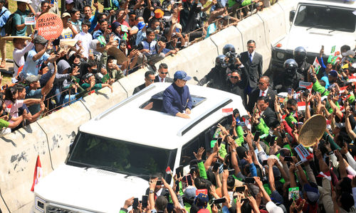 Nampak ratusan driver Gojek turut antusias bersama masyarakat menyambut arak-arakan presiden terpilih di kawasan Patung Kuda, Minggu 20 Oktober 2024. Foto : Panji Asmoro/TrenAsia