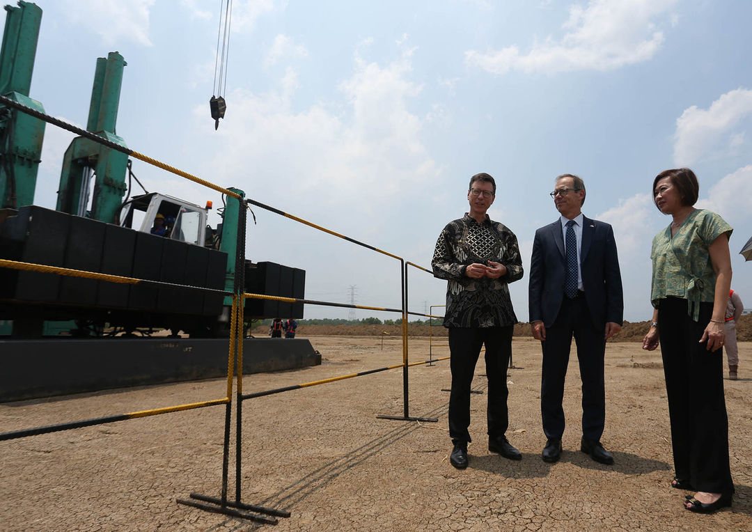 Company Manager PT. Givaudan Indonesia Sari Lukito - Ambassador Olivier Zehnder, Ambassador of Switzerland to Indonesia, Timor-Leste and ASEAN - Head of Global Operations T&W Alex Wild usai prosesi groudbreaking pembangunan fasilitas produksi baru di kawasan Cikarang. Foto : Panji Asmoro/TrenAsia