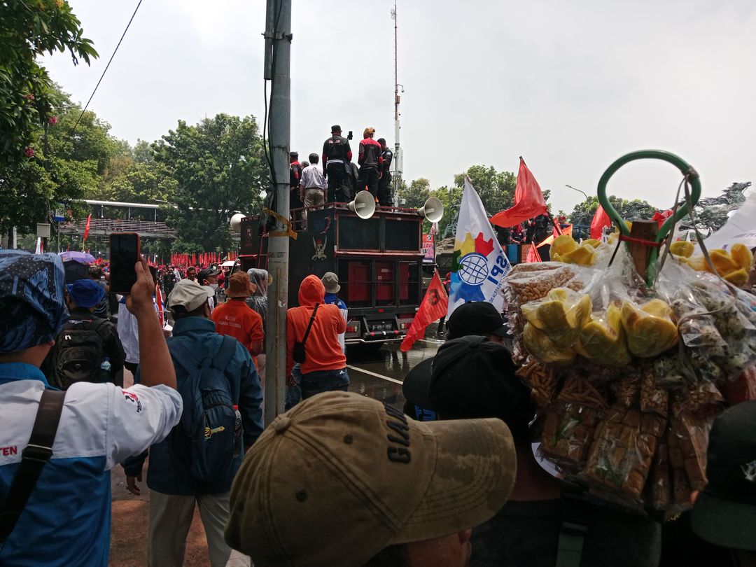 Ribuan buruh di Jakarta menggelar aksi unjuk rasa menuntut  kenaikan upah hingga 10 persen. Dalam aksi tersebut, buruh juga menuntut pencabutan Undang-Undang (UU) Cipta Kerja.