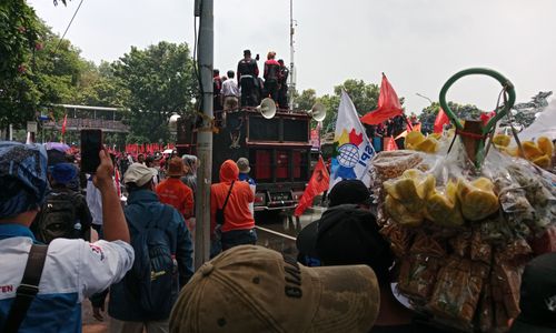 Ribuan buruh di Jakarta menggelar aksi unjuk rasa menuntut  kenaikan upah hingga 10 persen. Dalam aksi tersebut, buruh juga menuntut pencabutan Undang-Undang (UU) Cipta Kerja.