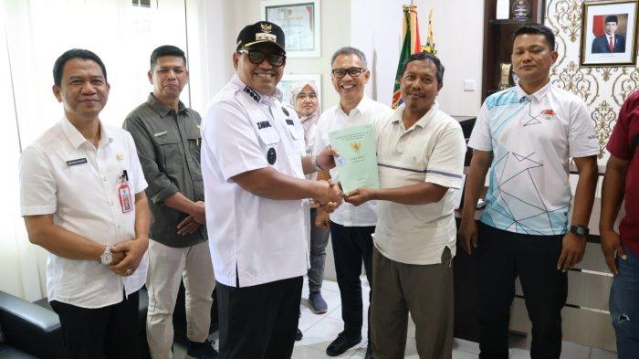 Petambak Maridan di PPU Terima Sertifikat Lahan dari Program Reforma Agraria (Foto: Humas Pemkab PPU)