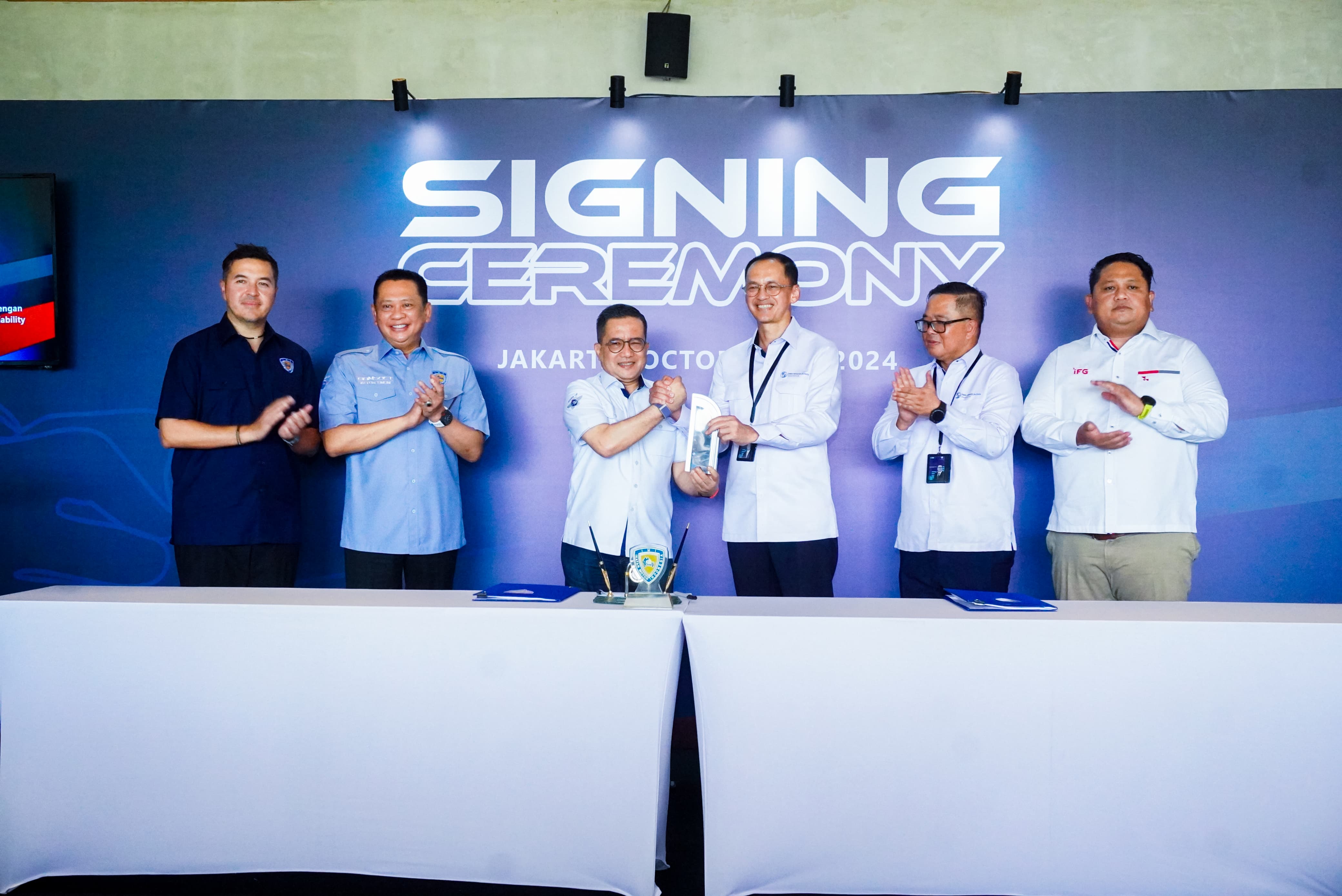 Penandatanganan kerja sama antara IMI, Indonesia Financial Group (IFG), Jasaraharja Putera (JRP Insurance), dan Wuling Maju Motor Group di Jakarta, Kamis, 24 Februari 2024.