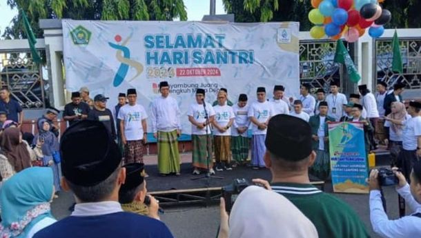 Ribuan Peserta Ikuti Jalan Sehat Sarungan Peringati Hari Santri Nasional