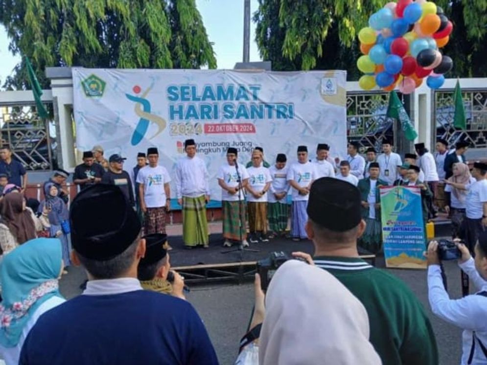 Ribuan Peserta Ikuti Jalan Sehat Sarungan Peringati Hari Santri Nasional