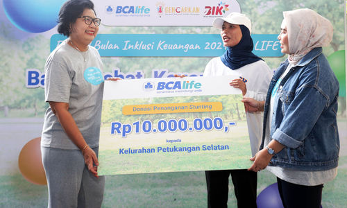 Direktur Kepatuhan BCA Life Sukawati Lubis didampingi Head of Marketing Communications BCA Life Lely Pekih saat menyerahkan secara simbolis donasi penanggulangan stunting kepada Lurah Petukangan Selatan Thia Mutiara Hadyanti disela kegiatan literasi keuangan dan asuransi bagi masyarakat umum di Ruang Publik Terbuka Ramah Anak (RPTRA) Kelurahan Petukangan Selatan Jakarta Selatan. 27 Oktober 2024. Foto : Panji Asmoro/TrenAsia