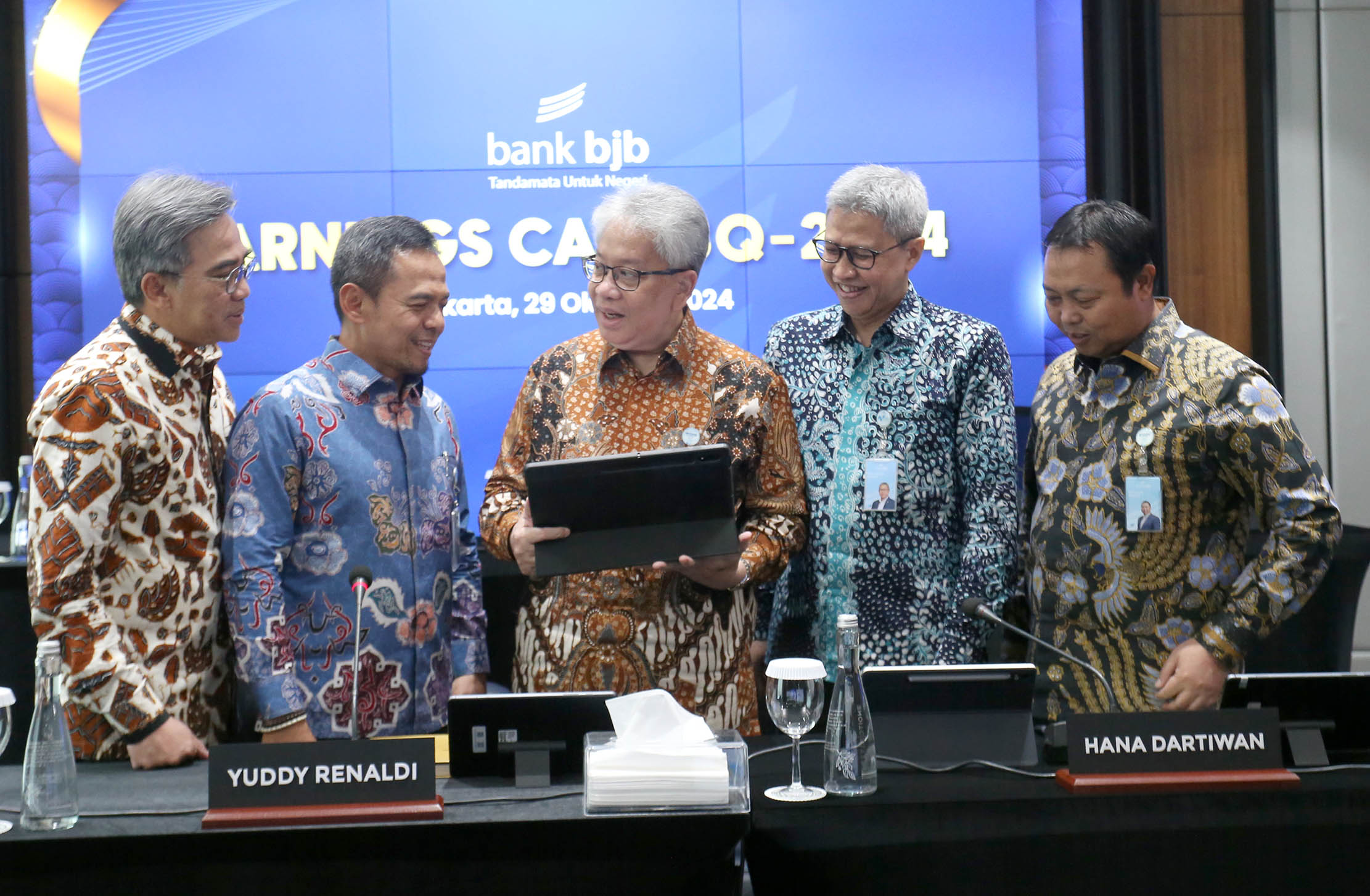 Direktur Utama bank bjb, Yuddy Renaldi bersama jajaran direksi bank bjb Direktur Operasional Tedi Setiawan, Direktur Konsumer dan Ritel Yusuf Saadudin, Direktur Information Technology & Transaction Banking Rio Lanasier dan Direktur Keuangan Hana Dartiwan saat Analyst Meeting FY 2024 di kantor bank bjb Gedung T Tower, Jakarta. Selasa 29 Oktober 2024. Foto : Panji Asmoro/TrenAsia