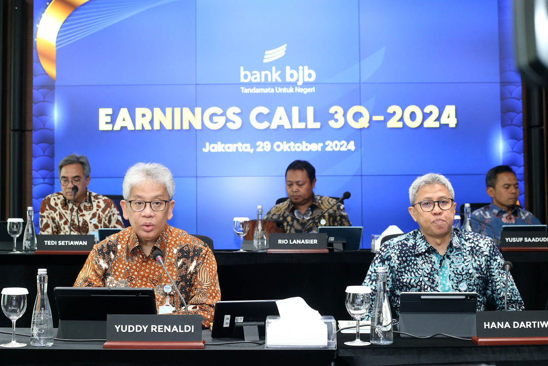 Direktur Utama bank bjb, Yuddy Renaldi bersama Direktur Keuangan Hana Dartiwan saat Analyst Meeting FY 2024 di kantor bank bjb Gedung T Tower, Jakarta. Selasa 29 Oktober 2024. Foto : Panji Asmoro/TrenAsia