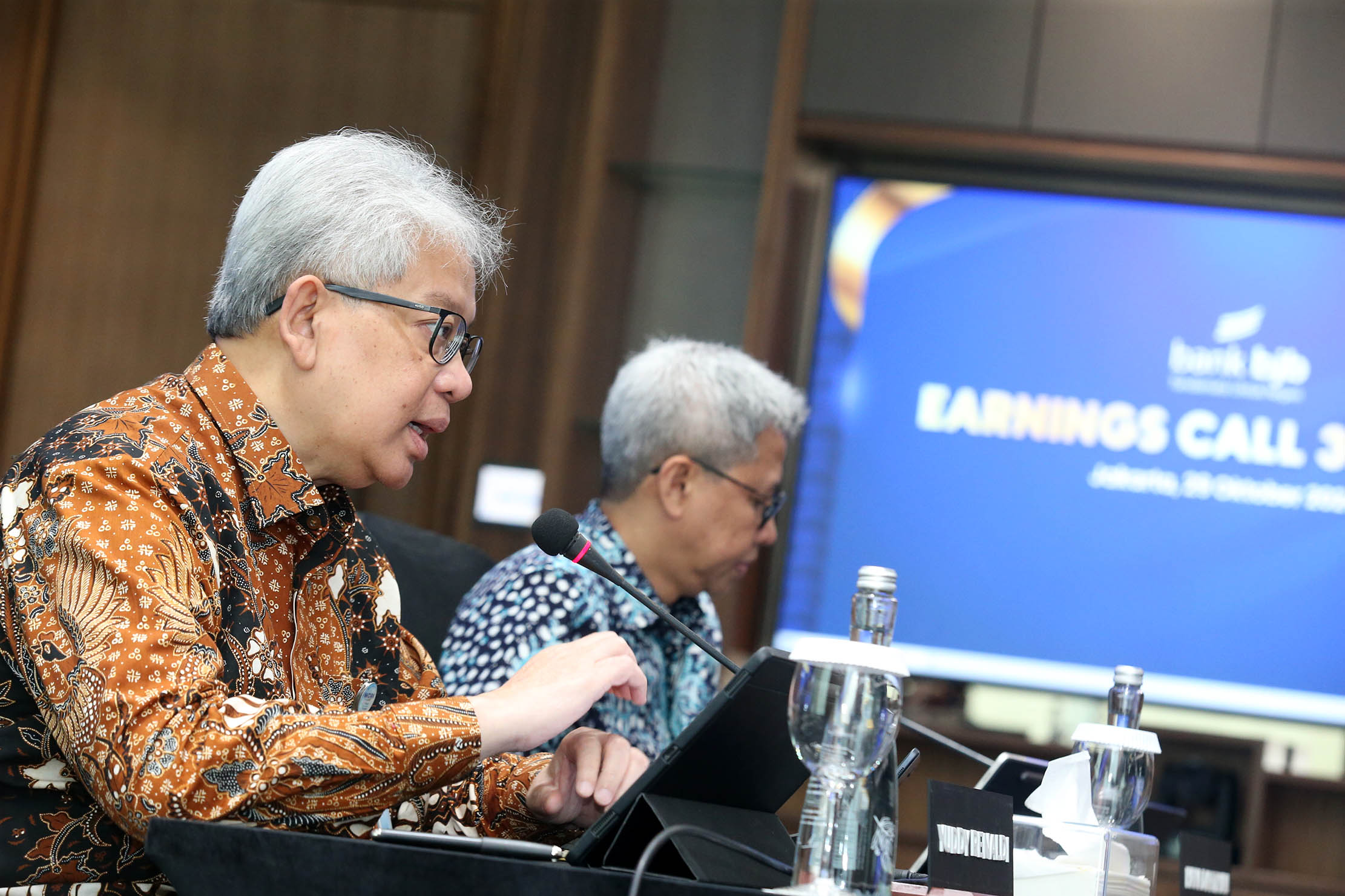 Direktur Utama bank bjb, Yuddy Renaldi bersama Direktur Keuangan Hana Dartiwan saat Analyst Meeting FY 2024 di kantor bank bjb Gedung T Tower, Jakarta. Selasa 29 Oktober 2024. Foto : Panji Asmoro/TrenAsia