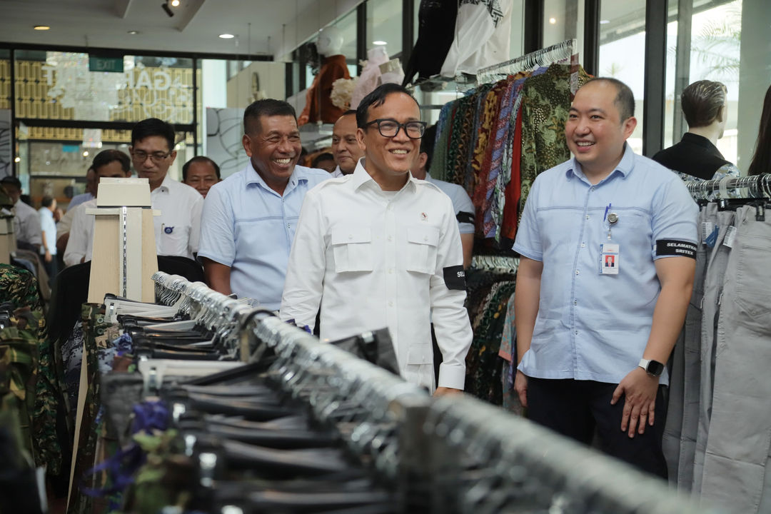 Wakil Menteri Ketenagakerjaan Immanuel Ebenezer Gerungan saat mengunjungi lokasi pabrik perusahaan tekstil raksasa Sritex di Kabupaten Sukoharjo, Jawa Tengah, Senin, 28 Oktober 2024.
