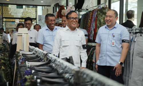 Wakil Menteri Ketenagakerjaan Immanuel Ebenezer Gerungan saat mengunjungi lokasi pabrik perusahaan tekstil raksasa Sritex di Kabupaten Sukoharjo, Jawa Tengah, Senin, 28 Oktober 2024.
