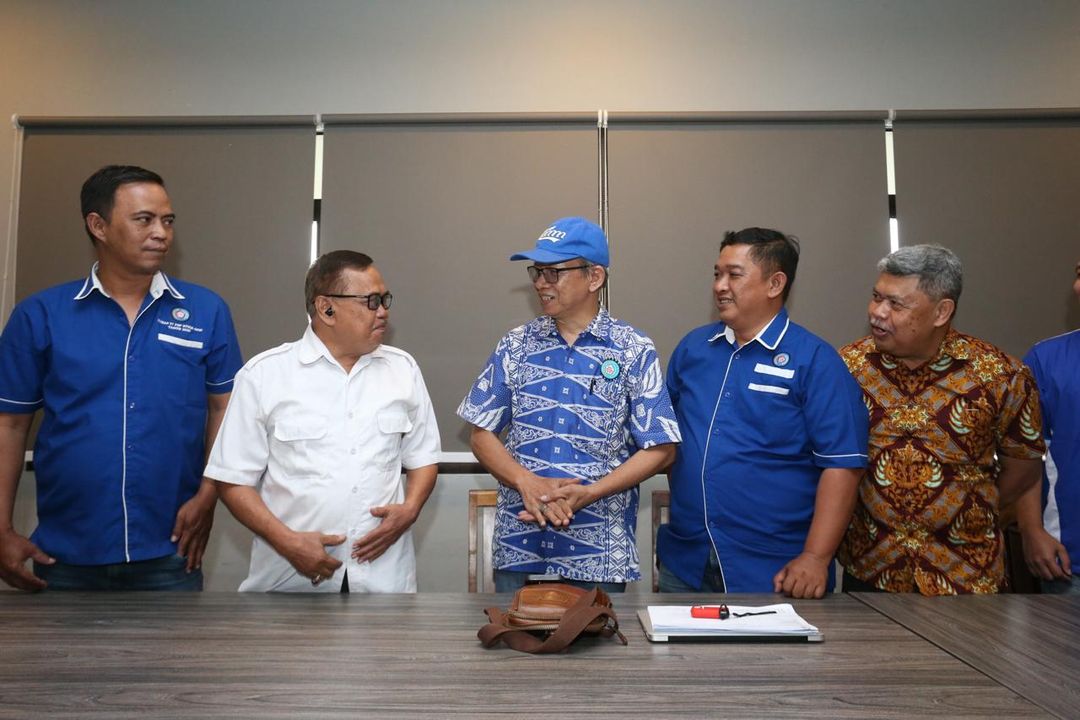 Ketua Umum Federasi Serikat Pekerja Rokok Tembakau Makanan Minuman - Serikat Pekerja Seluruh Indonesia (FSP RTMM–SPSI), Sudarto AS bersama sejumlah anggota menyatakan sikap menolak keras dan kecewa atas upaya Kementerian Kesehatan (Kemenkes) yang bersikukuh mendorong aturan penyeragaman kemasan rokok tanpa identitas merek  lewat Rancangan Peraturan Menteri Kesehatan (Permenkes) dalam acara Media Briefing di Cimanggis, Depok, 30 Oktober 2024.