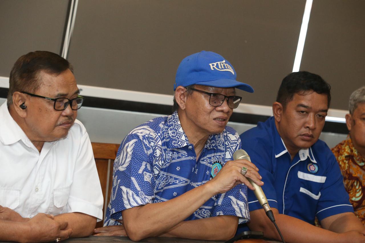 Ketua Umum Federasi Serikat Pekerja Rokok Tembakau Makanan Minuman - Serikat Pekerja Seluruh Indonesia (FSP RTMM–SPSI), Sudarto AS bersama sejumlah anggota menyatakan sikap menolak keras dan kecewa atas upaya Kementerian Kesehatan (Kemenkes) yang bersikukuh mendorong aturan penyeragaman kemasan rokok tanpa identitas merek  lewat Rancangan Peraturan Menteri Kesehatan (Rancangan Permenkes) dalam acara Media Briefing di Cimanggis, Depok, 30 Oktober 2024.