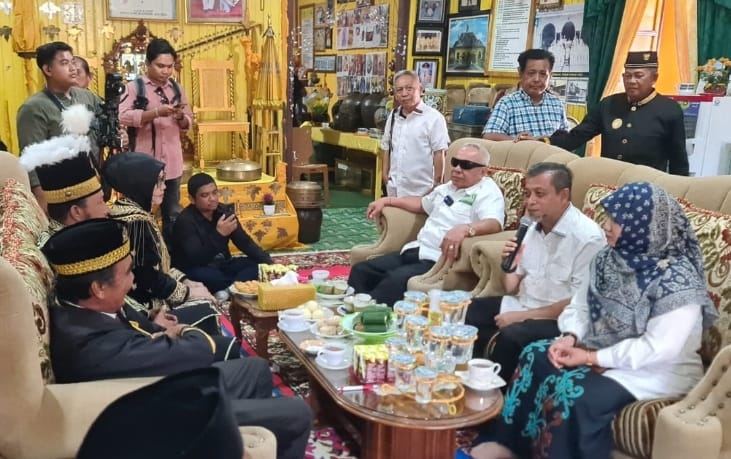 Isran dan Hadi ketika bersilaturahim dengan kerabat Kesultanan Gunung Tabur.