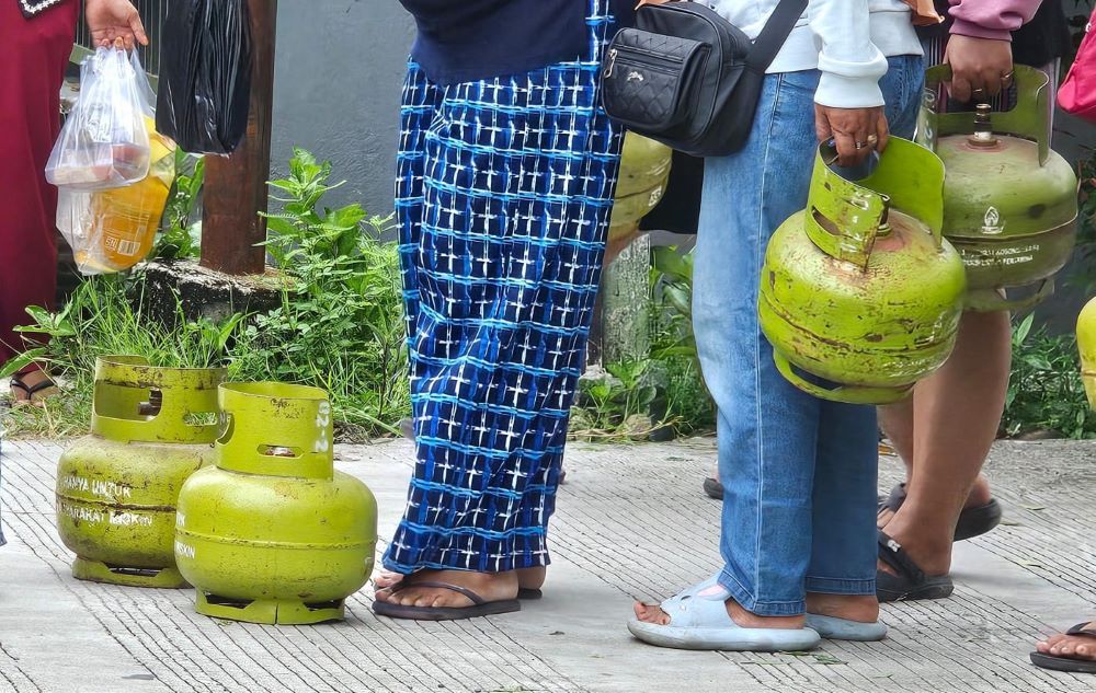 Potret warga Balikpapan mengantre pembelian LPG bersubsidi dalam kegiatan pasar murah. Foto diambil Kamis, 17 Oktober 2024.