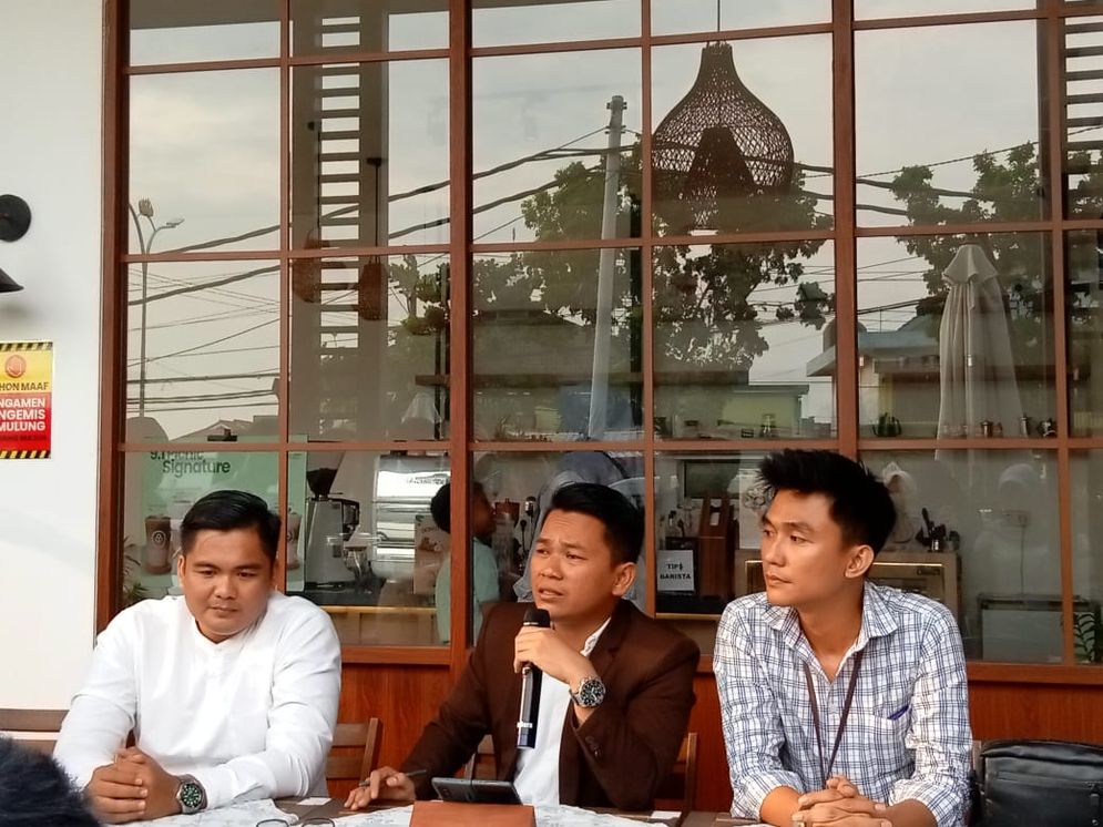 Pihak keluarga beserta kuasa hukum korban dugaan tindak pidana kejahatan perlindungan anak saat menggelar konferensi pers di kafe 9.1 Picnic Bandar Lampung, Kamis (31/10/2024).