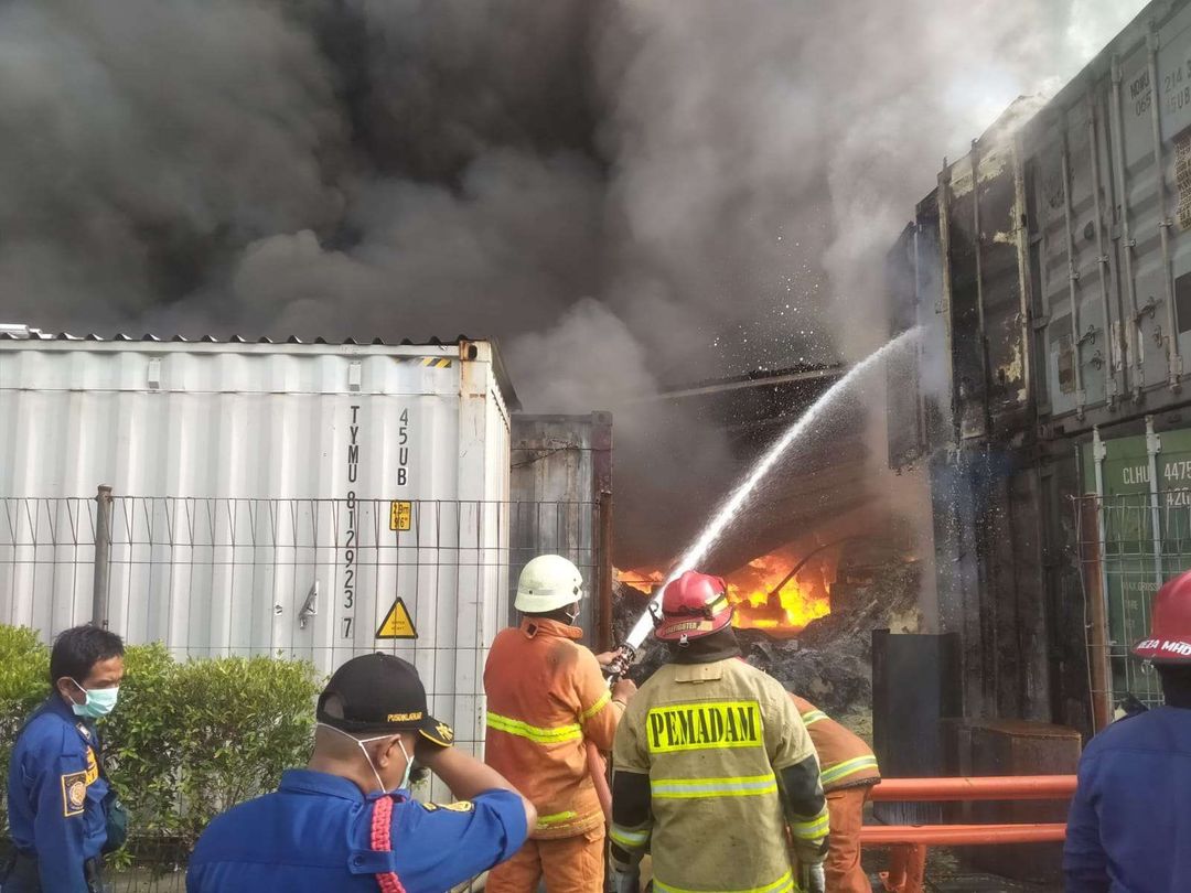 Kebakaran terjadi di gudang pabrik yang memproduksi minyak goreng dan pakan ternak di kawasan berikat di Jalan Pondok Ungu, Pejuang, Medan Satria, Kota Bekasi atau PT Jati Perkasa Nusantara, Jumat, 1 November 2024. 