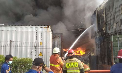 Kebakaran terjadi di gudang pabrik yang memproduksi minyak goreng dan pakan ternak di kawasan berikat di Jalan Pondok Ungu, Pejuang, Medan Satria, Kota Bekasi atau PT Jati Perkasa Nusantara, Jumat, 1 November 2024. 