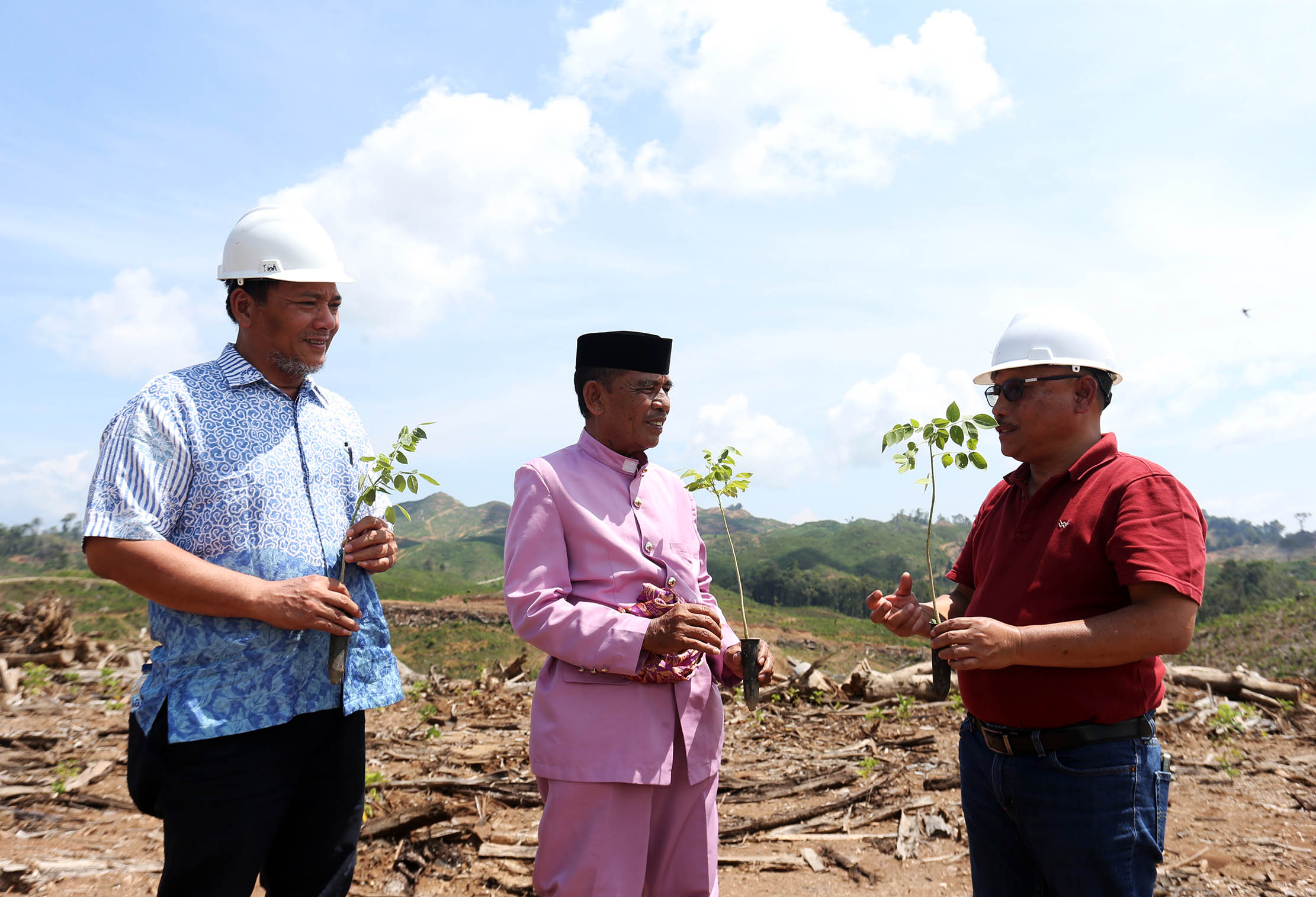 Direktur PT Biomasa Jaya Abadi (BJA) Iskandar, Baate Kecamatan Popayato Rudin Nihali, Direktur PT Bio Masa Jaya Abadi (BJA) Burhanuddin berbincang saat Aksi penanaman tanaman gamal ke-11 juta ini dilaksanakan di Petak K12 di area penanaman milik BTL yang terletak di Kabupaten Pohuwato, Provinsi Gorontalo. Jumat 1 November 2024. Foto : Panji Asmoro/TrenAsia