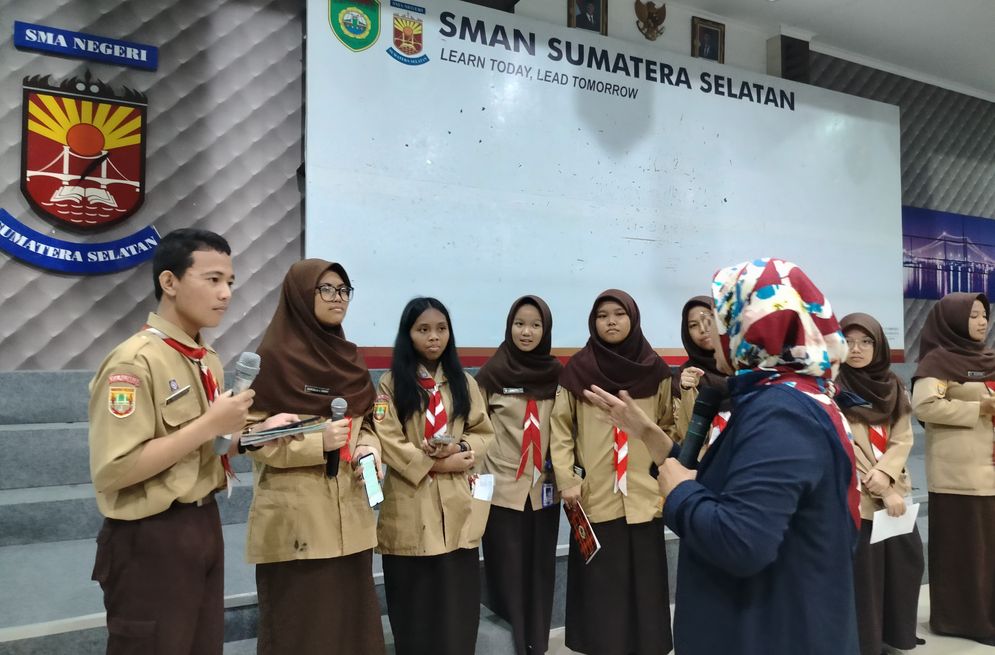 Siswa-siswi SMAN Sumsel sedang mempresentasikan hasil praktek menulis teras berita