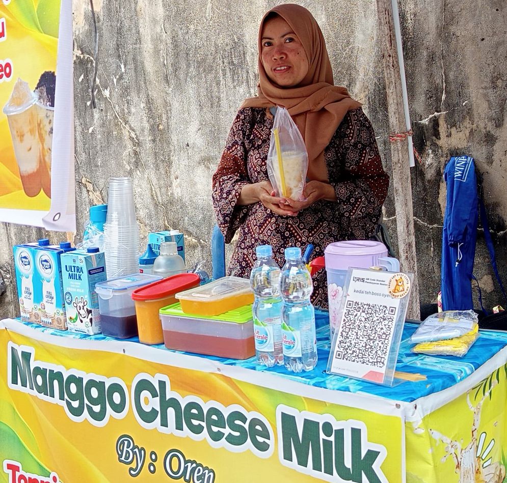 Endang penjual Manggo Cheese Milk 