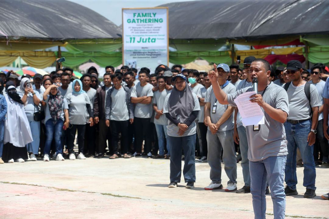 Eko Widarto A. Mudi, perwakilan Keluarga Besar Karyawan PT Biomasa Jaya Abadi, PT Banyan Tumbuh Lestari (BTL) dan PT Inti Global Laksana (IGL), membacakan pernyataan sikap di acara Family Gathering Keluarga Besar ketiga perusahaan di Lapangan Popayato, Kabupaten Pohuwato, Gorontalo, Minggu 3 November 2024. Foto : Panji Asmoro/TrenAsia