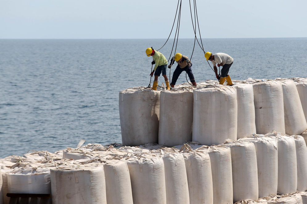 Pekerja memantau proses produksi wood pellet tersertifikasi SVLK dari Gorontalo untuk ekspor energi hijau