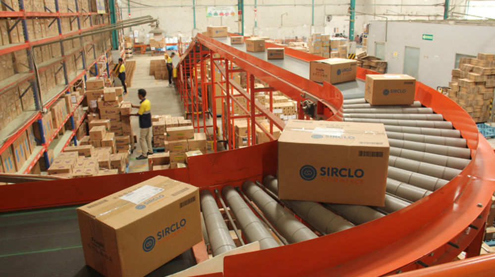 [IMAGE] Aktivitas di Gudang SIRCLO (foto oleh Kamadjaja Logistics).jpg