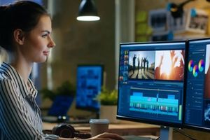Ilustarsi wanita sedang edit video di laptop.