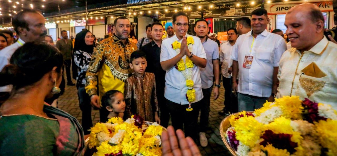 Calon Wali Kota Medan Rico Waas menghadiri Festival of Lights Happy Deepavali yang diselenggarakan masyarakat India Suku Tamil yang ada di Kota Medan