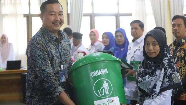 Dukung Program DLH Lampung Barat PLN Nusantara UP Bandar Lampung Serahkan Bantuan Sekolah Adiwiyata