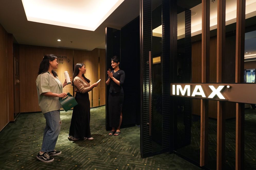 Pengunjung memasuki Studio IMAX di Agora Mall XXI, bioskop pertama Cinema XXI di Jakarta Pusat yang dilengkapi teknologi IMAX® with Laser.