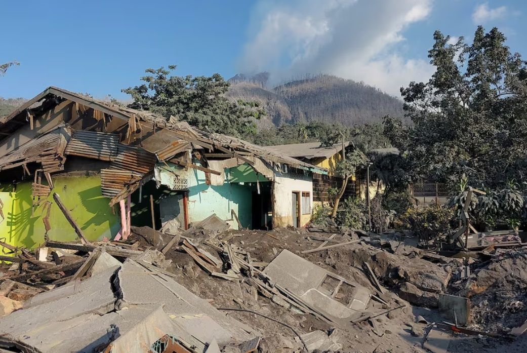 Erupsi gunung Lewatobi Laki Laki