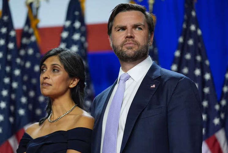 Senator JD Vance dan istrinya, Usha Vance, menghadiri acara pesta nonton malam pemilu di Palm Beach Convention Center, 6 November 2024, di West Palm Beach, Florida.