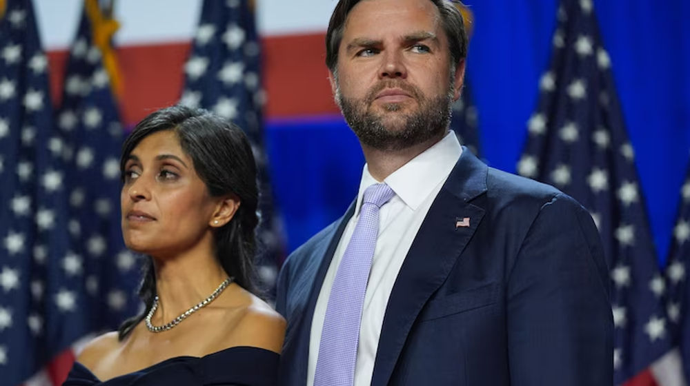 Senator JD Vance dan istrinya, Usha Vance, menghadiri acara pesta nonton malam pemilu di Palm Beach Convention Center, 6 November 2024, di West Palm Beach, Florida.