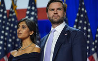 Senator JD Vance dan istrinya, Usha Vance, menghadiri acara pesta nonton malam pemilu di Palm Beach Convention Center, 6 November 2024, di West Palm Beach, Florida.