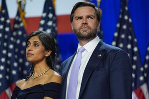 Senator JD Vance dan istrinya, Usha Vance, menghadiri acara pesta nonton malam pemilu di Palm Beach Convention Center, 6 November 2024, di West Palm Beach, Florida.