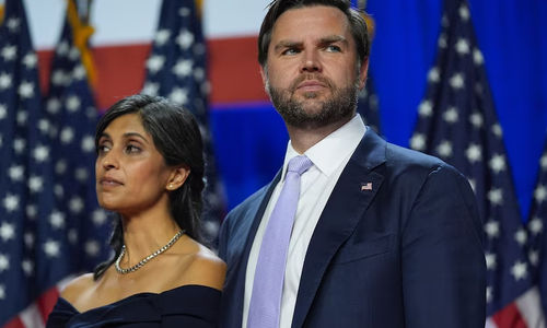 Senator JD Vance dan istrinya, Usha Vance, menghadiri acara pesta nonton malam pemilu di Palm Beach Convention Center, 6 November 2024, di West Palm Beach, Florida.