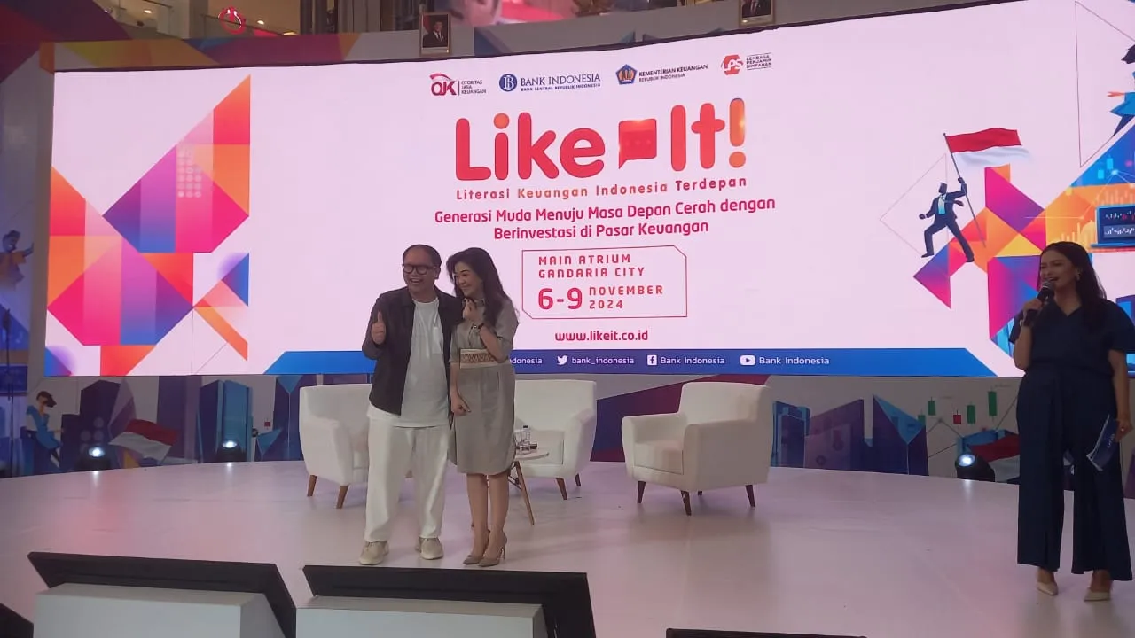 Chief Economist UOB Indonesia, Enrico Tanuwidjaya, bersama Vera Margaret, Executive Director sekaligus Deposit and Wealth Management Head di UOB Indonesia di acara Talkshow “Prioritas atau Gaya Hidup? Menabung Bijak di Tengah Tantangan Ekonomi” bersama Bank UOB Indonesia di acara Like It! 2024 oleh Kementerian Keuangan, Bank Indonesia, OJK, dan LPS di Jakarta, Jumat, 8 November 2024. 