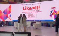 Chief Economist UOB Indonesia, Enrico Tanuwidjaya, bersama Vera Margaret, Executive Director sekaligus Deposit and Wealth Management Head di UOB Indonesia di acara Talkshow “Prioritas atau Gaya Hidup? Menabung Bijak di Tengah Tantangan Ekonomi” bersama Bank UOB Indonesia di acara Like It! 2024 oleh Kementerian Keuangan, Bank Indonesia, OJK, dan LPS di Jakarta, Jumat, 8 November 2024. 