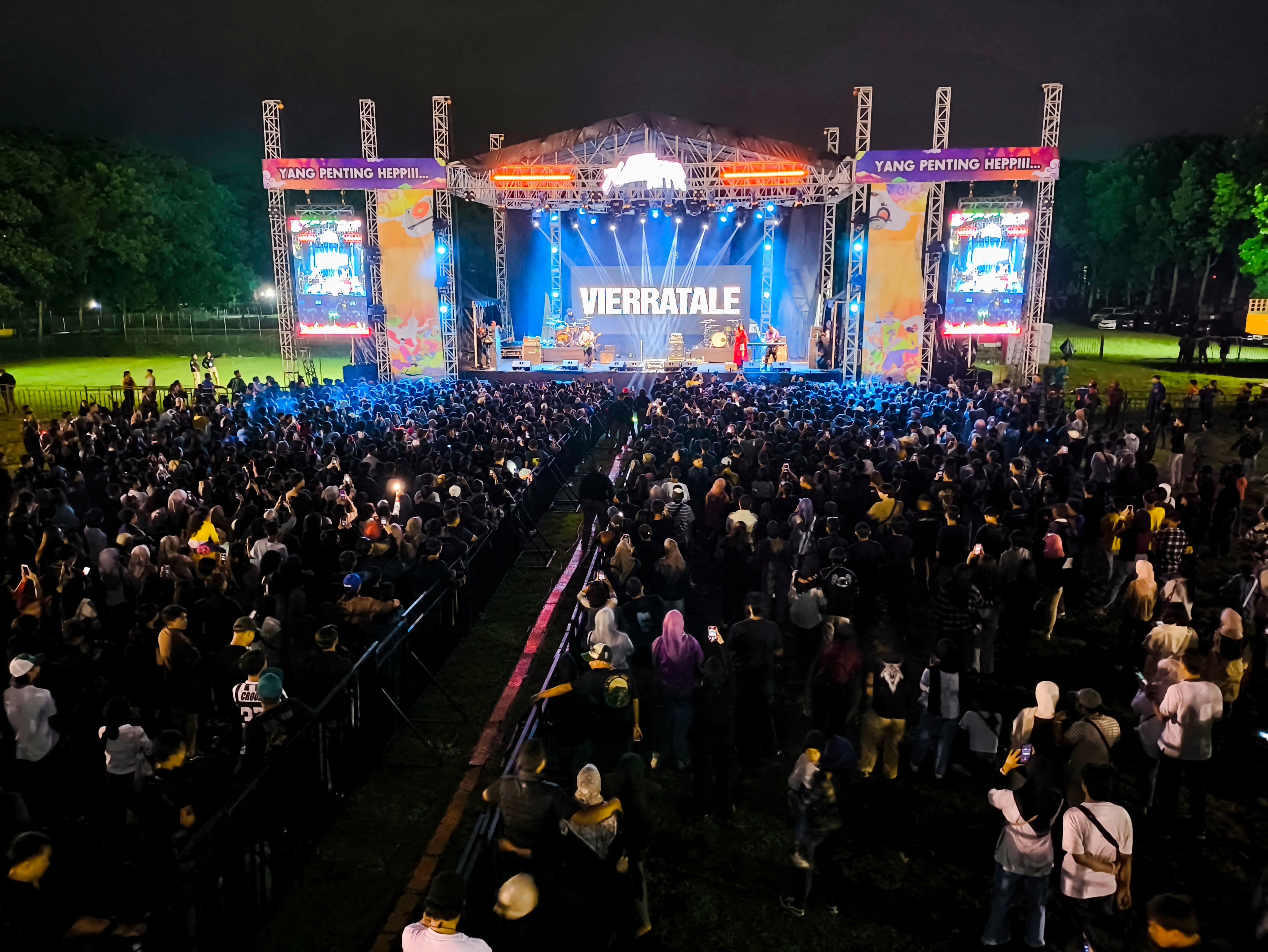 Sukses Digelar, Ribuan Anak Muda di Malang Larut dalam Festival 76 IAK, Dimeriahkan Vierratale hingga Shaggydog pada Sabtu (26/10).