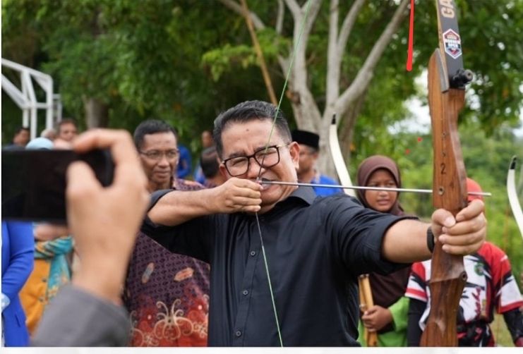 PJ Gubernur Kalimantan Timur Akmal Malik dalam kegiatan peresmian kelas baru di MTSN 2 Balikpapan. 