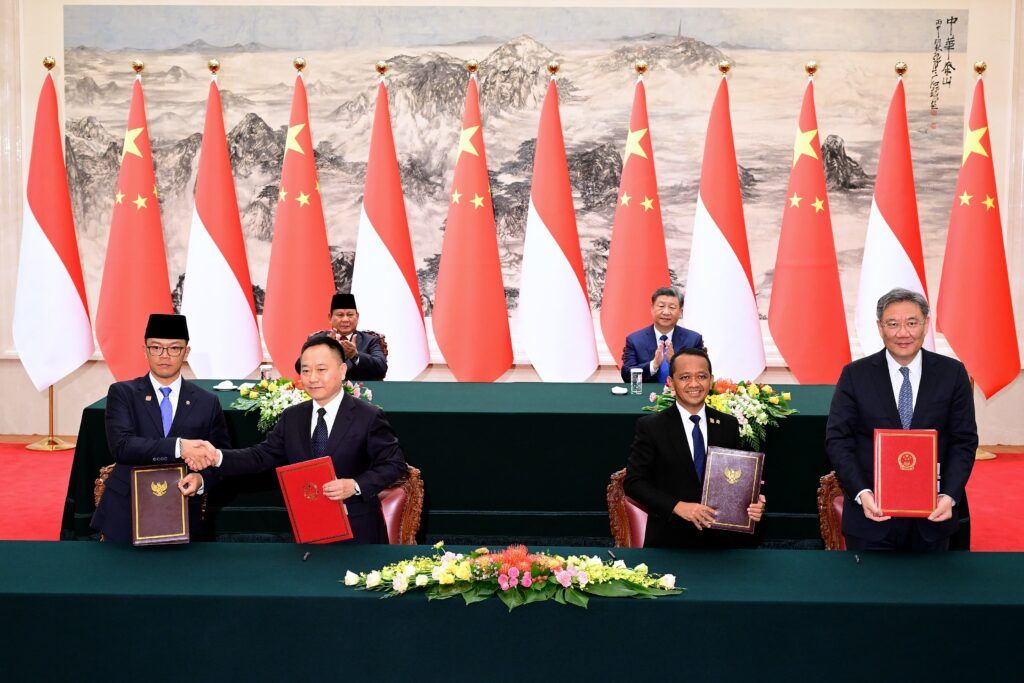 Presiden Republik Indonesia, Prabowo Subianto, bersama Presiden China, Xi Jinping, menyaksikan penandatanganan sejumlah kesepakatan kerja sama antara Indonesia dan Tiongkok. Prosesi penandatangan digelar di salah satu ruangan di Great Hall of the People, Beijing, China, Sabtu, 9 November 2024. 