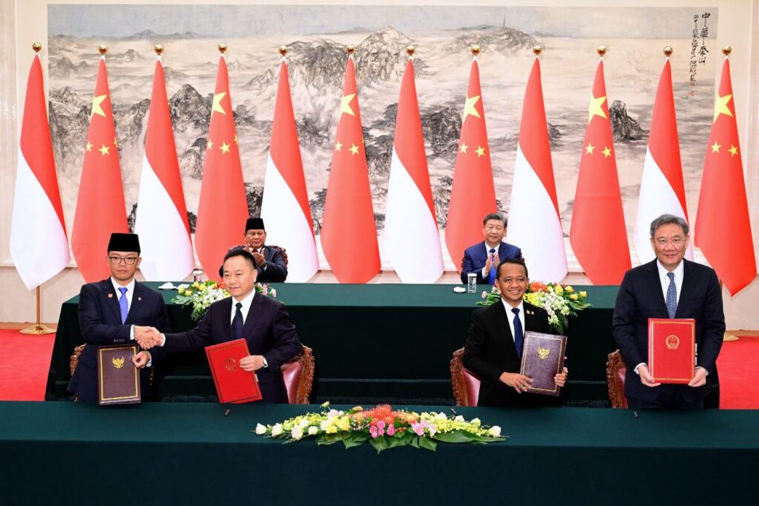 Presiden Republik Indonesia, Prabowo Subianto, bersama Presiden China, Xi Jinping, menyaksikan penandatanganan sejumlah kesepakatan kerja sama antara Indonesia dan Tiongkok. Prosesi penandatangan digelar di salah satu ruangan di Great Hall of the People, Beijing, China, Sabtu, 9 November 2024. 