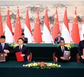 Presiden Republik Indonesia, Prabowo Subianto, bersama Presiden China, Xi Jinping, menyaksikan penandatanganan sejumlah kesepakatan kerja sama antara Indonesia dan Tiongkok. Prosesi penandatangan digelar di salah satu ruangan di Great Hall of the People, Beijing, China, Sabtu, 9 November 2024. 