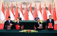 Presiden Republik Indonesia, Prabowo Subianto, bersama Presiden China, Xi Jinping, menyaksikan penandatanganan sejumlah kesepakatan kerja sama antara Indonesia dan Tiongkok. Prosesi penandatangan digelar di salah satu ruangan di Great Hall of the People, Beijing, China, Sabtu, 9 November 2024. 