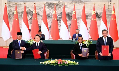 Presiden Republik Indonesia, Prabowo Subianto, bersama Presiden China, Xi Jinping, menyaksikan penandatanganan sejumlah kesepakatan kerja sama antara Indonesia dan Tiongkok. Prosesi penandatangan digelar di salah satu ruangan di Great Hall of the People, Beijing, China, Sabtu, 9 November 2024. 