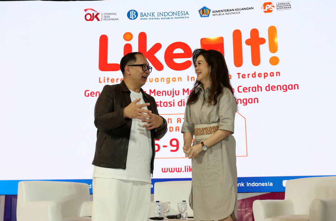 ASEAN Economist UOB Enrico Tanuwidjaja (kiri), dan Head of Deposit and Wealth Management UOB Indonesia Vera Margaret (kanan) memberikan tips memilih prioritas atau gaya hidup di tengah ketidakpastian ekonomi dalam Talkshow Literasi Keuangan Indonesia Terdepan (Like It). Jakarta 9 November 2024. Foto : Panji Asmoro/TrenAsia