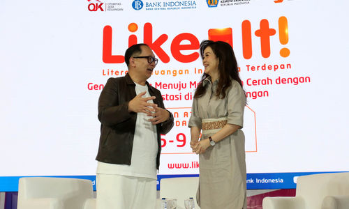 ASEAN Economist UOB Enrico Tanuwidjaja (kiri), dan Head of Deposit and Wealth Management UOB Indonesia Vera Margaret (kanan) memberikan tips memilih prioritas atau gaya hidup di tengah ketidakpastian ekonomi dalam Talkshow Literasi Keuangan Indonesia Terdepan (Like It). Jakarta 9 November 2024. Foto : Panji Asmoro/TrenAsia