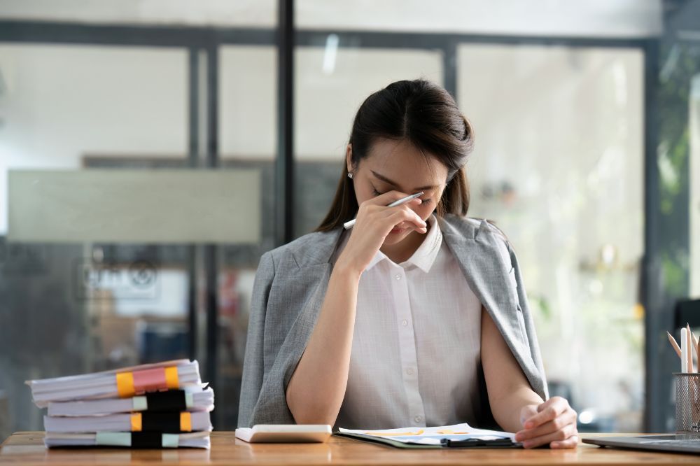 Ilustrasi perempuan merasa stress bekerja.